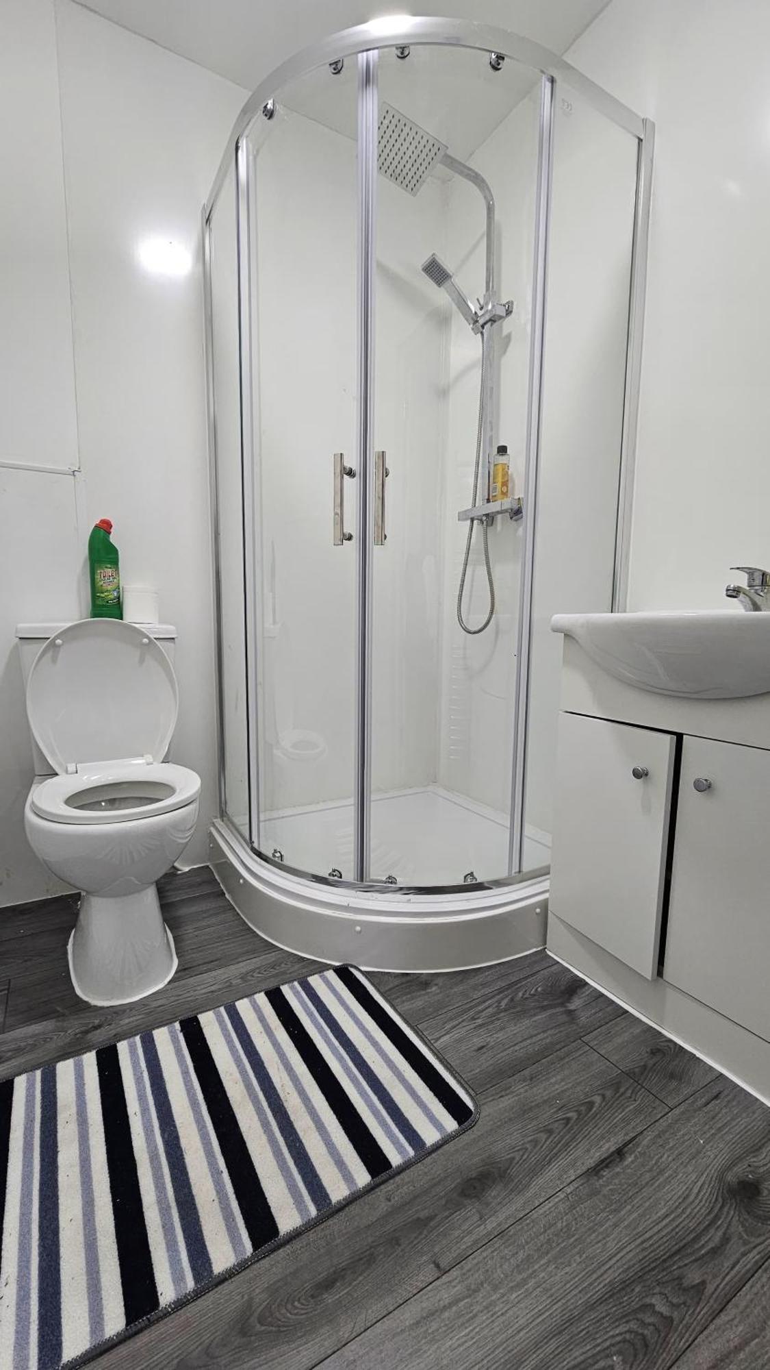 Spacious Double Bedroom With Private Toilet And Shared Kitchen With On Premesis Parking Oldbury  Kültér fotó