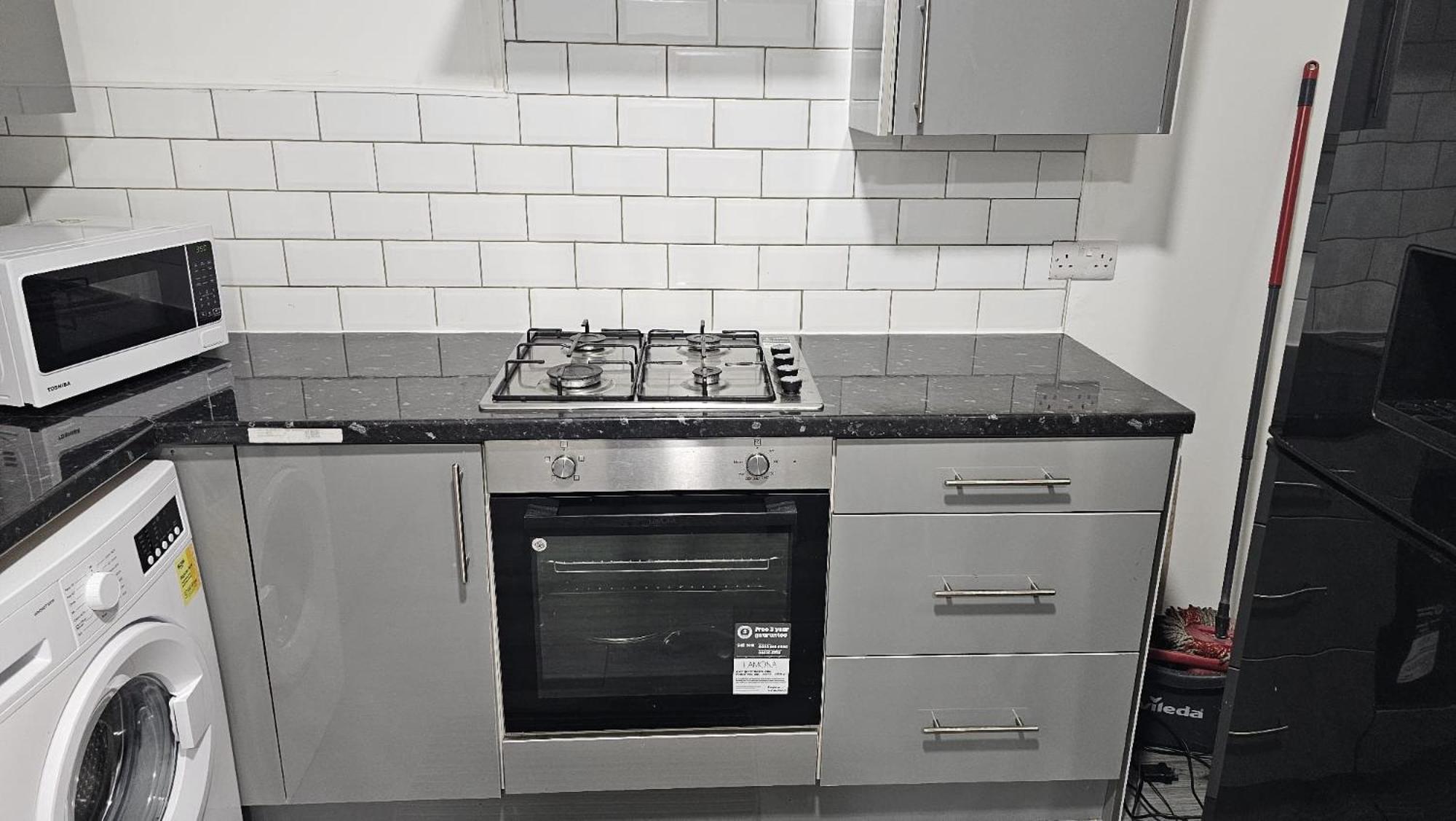 Spacious Double Bedroom With Private Toilet And Shared Kitchen With On Premesis Parking Oldbury  Kültér fotó