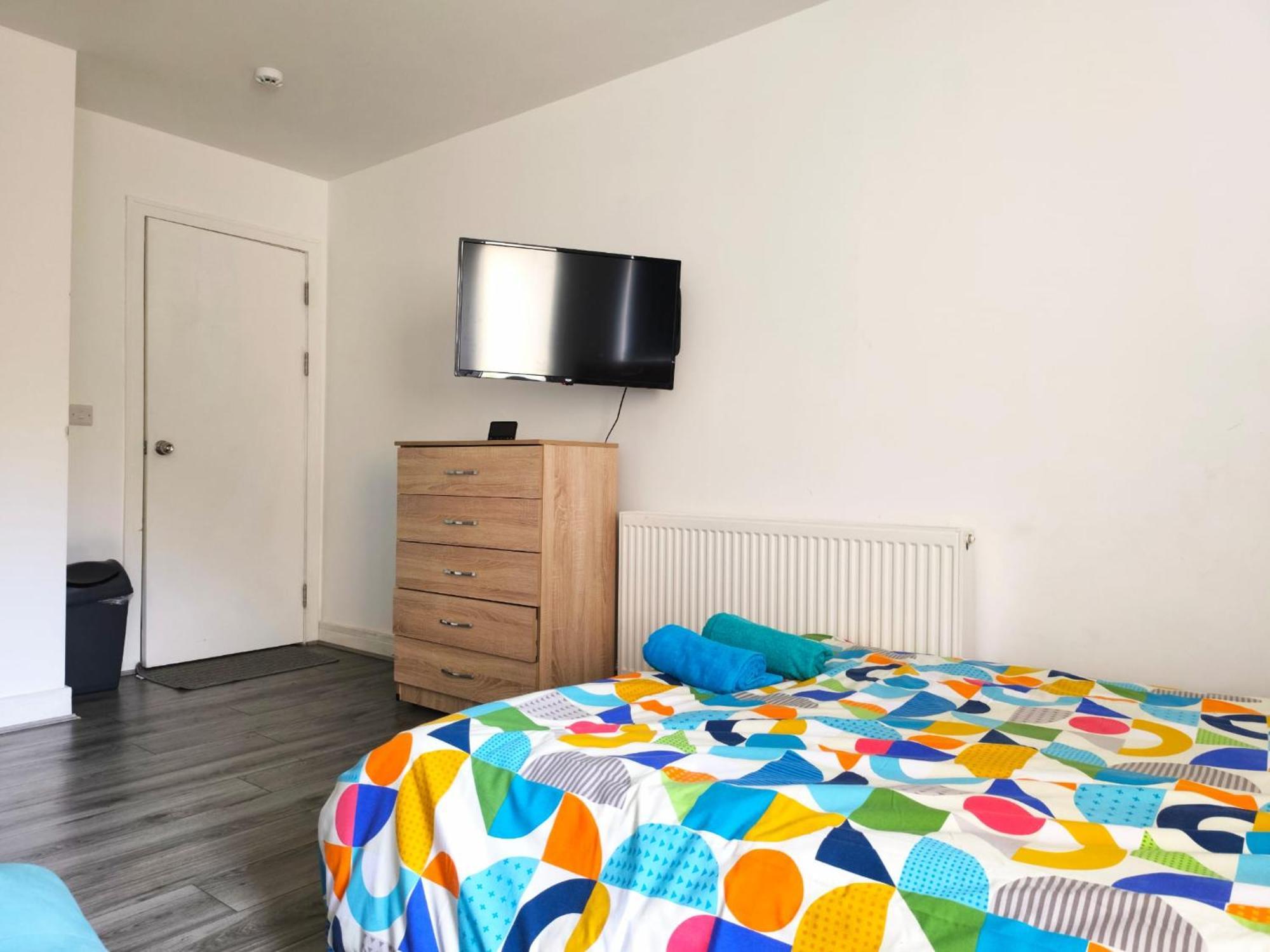 Spacious Double Bedroom With Private Toilet And Shared Kitchen With On Premesis Parking Oldbury  Kültér fotó