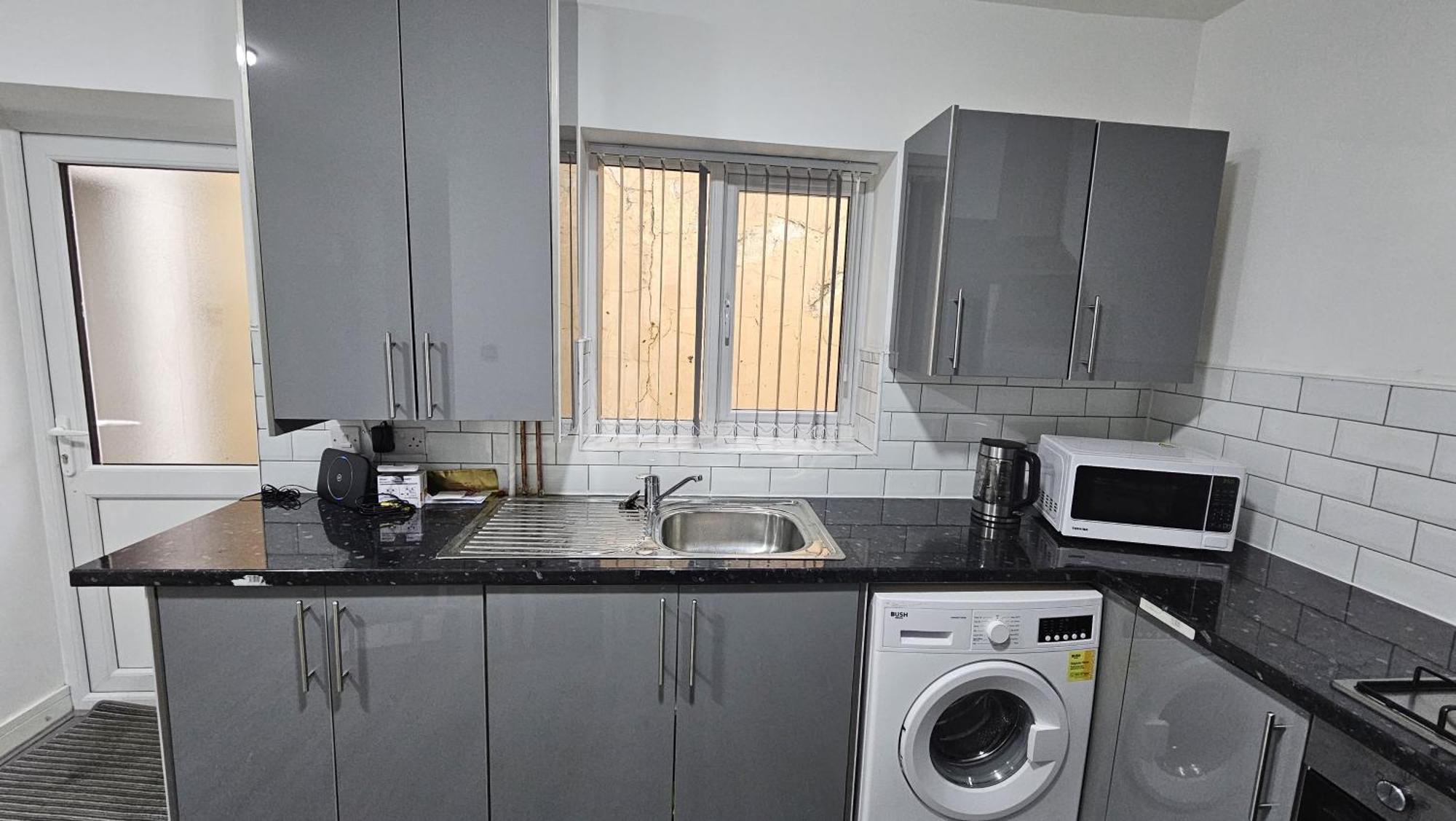 Spacious Double Bedroom With Private Toilet And Shared Kitchen With On Premesis Parking Oldbury  Kültér fotó