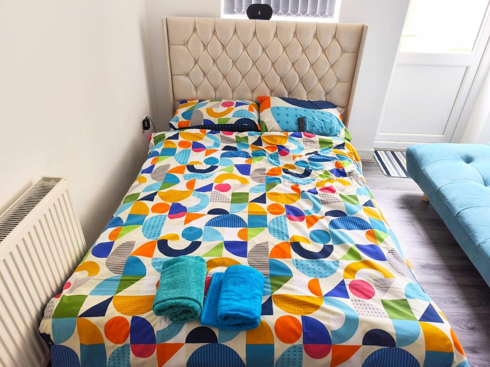 Spacious Double Bedroom With Private Toilet And Shared Kitchen With On Premesis Parking Oldbury  Kültér fotó